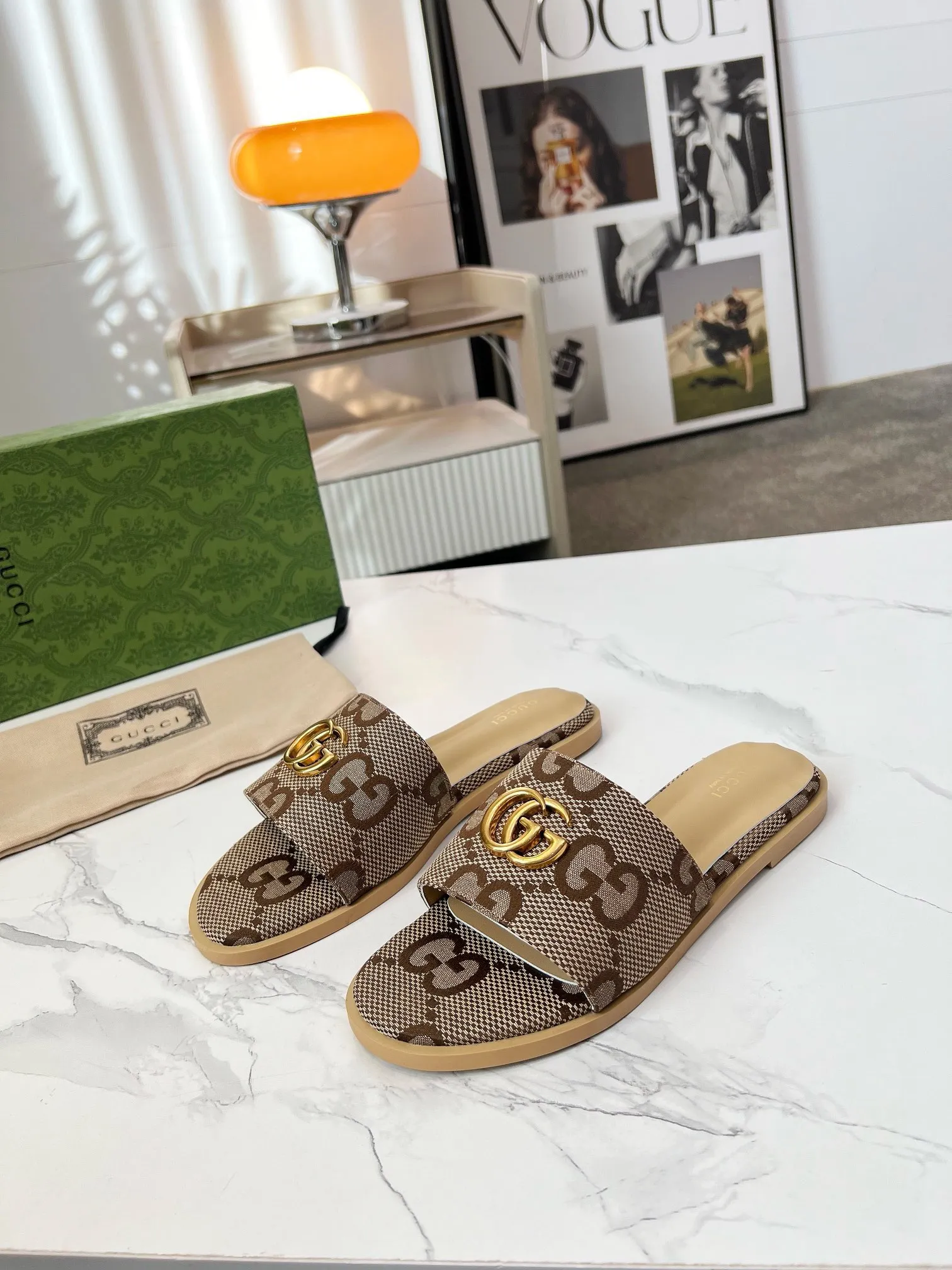 👟👟Ex-factory price 380👟👟 GUCCl 2025 spring and summer new style casual interlocking double G sandals for women. This piece is from the Gucci Lido collection, and its design is inspired by the summer style and beach clubs of the Italian coast. Archive designs from the 1970s infuse the brand with glory. Get inspired by this iconic era. The "Gucci March of Love" series continues to explore the aesthetic connotation of the brand's archived logos in a new way, while at the same time embracing the classic elegance and charm. Code Number: 35-43#